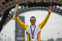 | Photo: AP/Thibault Camus : Men's individual road race medal ceremony: Gold medalist Remco Evenepoel, of Belgium